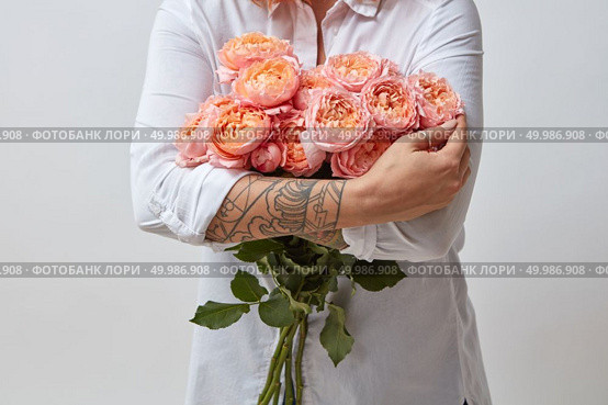 Girl with bouquet of flowers in her hands.a bouquet of pink roses, a valentine’s day. Girl with bouquet of flowers. Стоковое фото, агентство Ingram Publishing / Фотобанк Лори