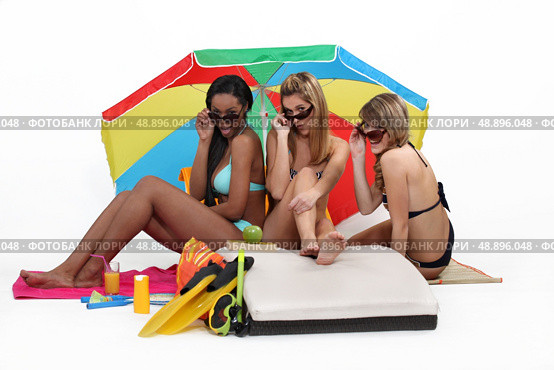 Girls at the beach. Стоковое фото, агентство Ingram Publishing / Фотобанк Лори