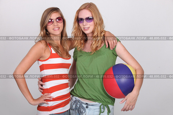 Girls equipped for the beach. Стоковое фото, агентство Ingram Publishing / Фотобанк Лори
