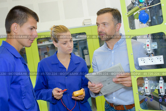 giving instructions to new electricians. Стоковое фото, агентство Ingram Publishing / Фотобанк Лори