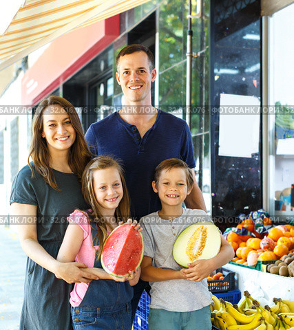 Glad family with children demostration fruits. Стоковое фото, фотограф Яков Филимонов / Фотобанк Лори