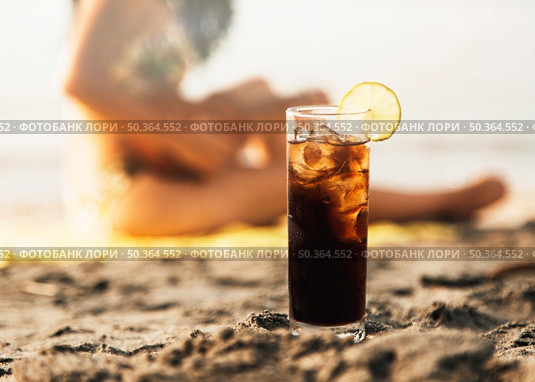 glass coke with ice beach. Стоковое фото, агентство Ingram Publishing / Фотобанк Лори