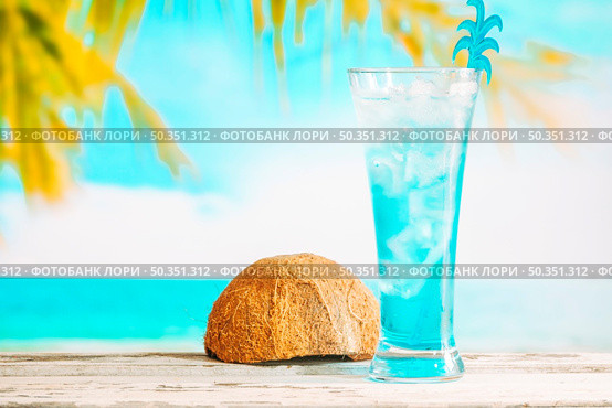 glass cooling blue drink inverted coconut shell. Стоковое фото, агентство Ingram Publishing / Фотобанк Лори