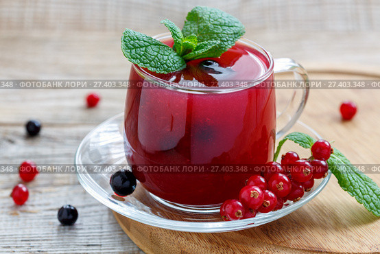 Glass cup with pudding of red and black currants and sprig of mint. Стоковое фото, фотограф Марина Сапрунова / Фотобанк Лори