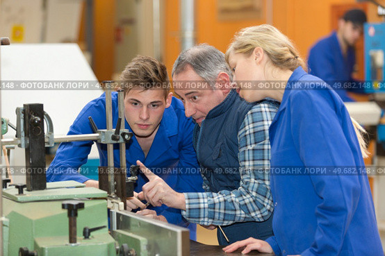 glass window and door factory apprentice. Стоковое фото, агентство Ingram Publishing / Фотобанк Лори