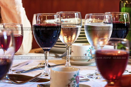 Glasses with red and white wine and coffee cups close-up. Served table in the restaurant. Стоковое фото, фотограф Лариса Гордеева / Фотобанк Лори