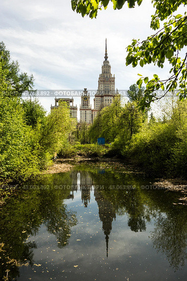 Главное здание МГУ имени М. В. Ломоносова, вид из Ботанического сада/ The main building of Moscow State University, view from the Botanical Garden (2024 год). Редакционное фото, фотограф Iva Noel / Фотобанк Лори
