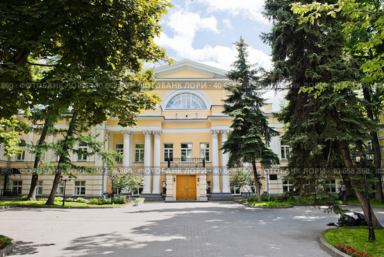 Главный дом городской усадьбы Давыдова. Солнечный летний день. Москва (2023 год). Редакционное фото, фотограф E. O. / Фотобанк Лори