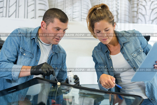 glazier and his female apprentice at work. Стоковое фото, агентство Ingram Publishing / Фотобанк Лори