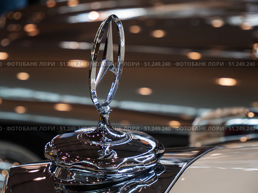Gleaming Mercedes-Benz 300 SC Cabriolet (1957) Hood Ornament Close-Up (2024 год). Редакционное фото, фотограф Sergakoff / Фотобанк Лори
