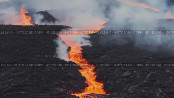 Glowing lava flowing down volcanic slope. Стоковое AI-видео, аниматор Юрий Поздников / Фотобанк Лори