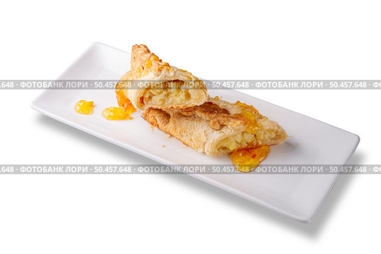 Golden brown apple strudel made of puff pastry, filled with juicy apple pieces and drizzled with glossy honey glaze. Isolated on a white background, perfect for food packaging, menu design, and bakery advertising. Стоковое фото, фотограф Aleksandr Gavrilychev / Фотобанк Лори