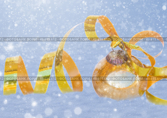 golden chrismas ball with bow in snow background. golden chrismas ball in snow. Стоковое фото, агентство Ingram Publishing / Фотобанк Лори