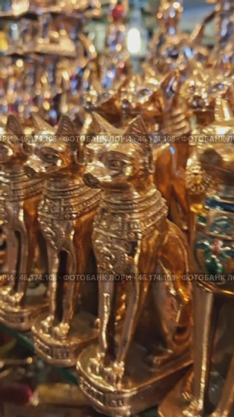 Golden figurines of cats sphinxes standing in a souvenir shop. Стоковое видео, видеограф Zakharova Natasha / Фотобанк Лори
