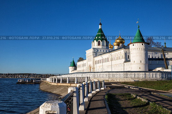 Golden Ring, Russia. View of the Ipatievsky Monastery from the embankment of the Kostroma River (2017 год). Стоковое фото, фотограф Юлия Бабкина / Фотобанк Лори