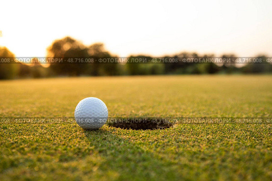 Golf ball and clubs in golf field. Стоковое фото, фотограф Sebastian Duda / PantherMedia / Фотобанк Лори