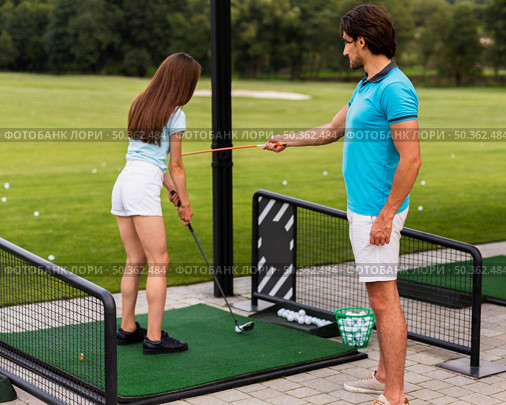 golf trainer teaching beginner. Стоковое фото, агентство Ingram Publishing / Фотобанк Лори
