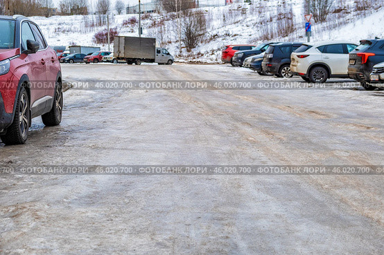 Гололедица на парковке. Зима во дворах. Редакционное фото, фотограф Илья Старков / Фотобанк Лори