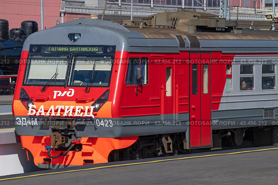 Головной вагон электропоезда ЭД4М-0423 "Балтиец" крупным планом. Балтийский вокзал, Санкт-Петербург (2023 год). Редакционное фото, фотограф Виктор Карасев / Фотобанк Лори