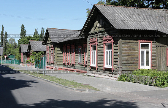 Гомель, улица с деревянными избами (2024 год). Редакционное фото, фотограф Дмитрий Неумоин / Фотобанк Лори