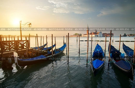 Gondolas and San Giorgio Maggiore island in Venice, Italy. Стоковое фото, агентство Ingram Publishing / Фотобанк Лори