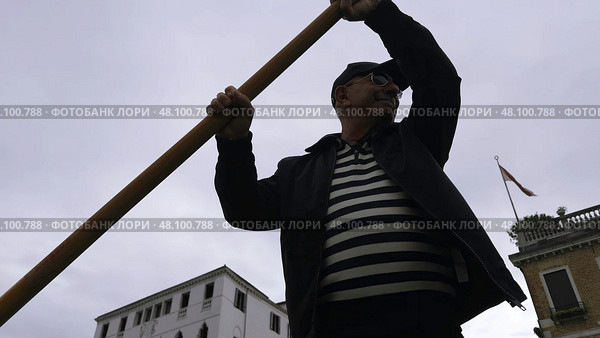 Gondolier rowing gondola in venice canal. Стоковое фото, фотограф David Kashakhi / Фотобанк Лори