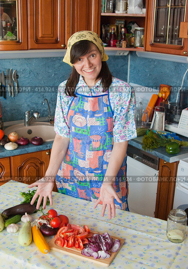 Гордая домохозяйка на кухне, запасы на зиму. Стоковое фото, фотограф Давид Мзареулян / Фотобанк Лори