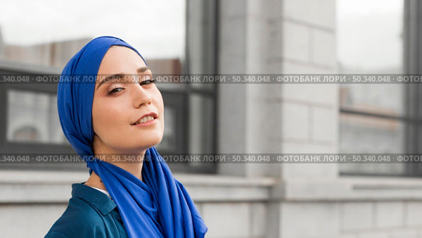 gorgeous girl with hijab smiling with copy space. Стоковое фото, агентство Ingram Publishing / Фотобанк Лори