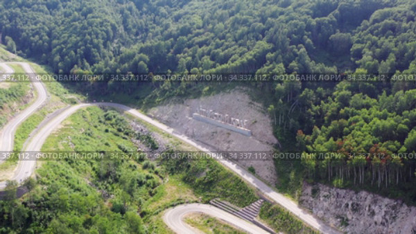 Горная дорога серпантин на алтайский курорт Белокуриха 2 / Aerial video of serpentine winding road to resort Belokurikha 2. Inscription Altai Krai. Siberia, Russia (2020 год). Стоковое видео, видеограф Сергей Пристяжнюк (Serg Zastavkin) / Фотобанк Лори
