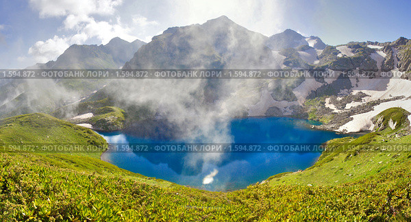 Горное озеро на Кавказе в районе границы с республикой Абхазия. Стоковое фото, фотограф Егор Никифоров / Фотобанк Лори