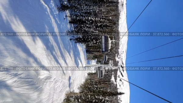 Горнолыжный курорт Шерегеш, сектор B. Лыжный подъемник (2022 год). Стоковое видео, видеограф Цибаев Алексей / Фотобанк Лори