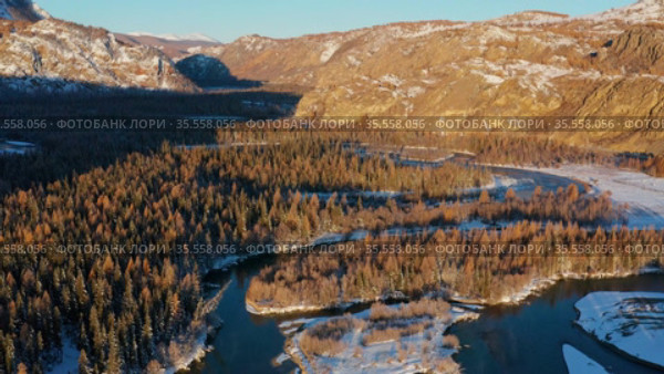 Горный Алтай осенью. Река Чуя. Вид с высоты птичьего полета. Altai mountains in autumn. Chuya river. Aerial view. Стоковое видео, видеограф Евгений Романов / Фотобанк Лори
