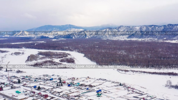 Горный Алтай зимой: Катунский хребет и село Усть-Кокса. Вид с воздуха. Altai mountains in winter: Katunsky ridge and Ust-Koksa village. Aerial view. (2022 год). Стоковое видео, видеограф Евгений Романов / Фотобанк Лори