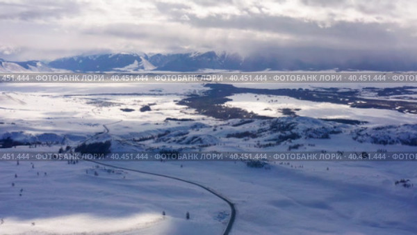 Горный Алтай зимой. Курайский хребет и Чуйский тракт. Вид с воздуха. Altai mountains in winter. Kurai ridge and Chuisky tract. Aerial view. Стоковое видео, видеограф Евгений Романов / Фотобанк Лори