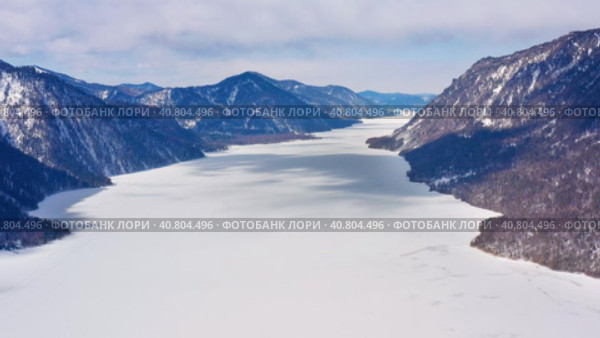 Горный Алтай зимой: Телецкое озеро. Вид с воздуха. Altai mountains in winter: Teletskoye lake. Aerial view. Стоковое видео, видеограф Евгений Романов / Фотобанк Лори
