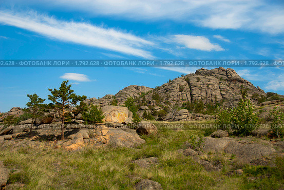 Горный ландшафт на фоне голубого неба с облаками (2010 год). Стоковое фото, фотограф Юлия Врублевская / Фотобанк Лори