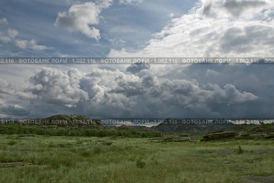 Горный пейзаж на фоне облачного неба. Стоковое фото, фотограф Юлия Врублевская / Фотобанк Лори