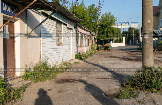 Город Алексин, Тульская область, микрорайон Старый Алексин, Базарный переулок. Пустующий старый рынок в не торговый летний солнечный день (2022 год). Стоковое фото, фотограф Наталья Николаева / Фотобанк Лори