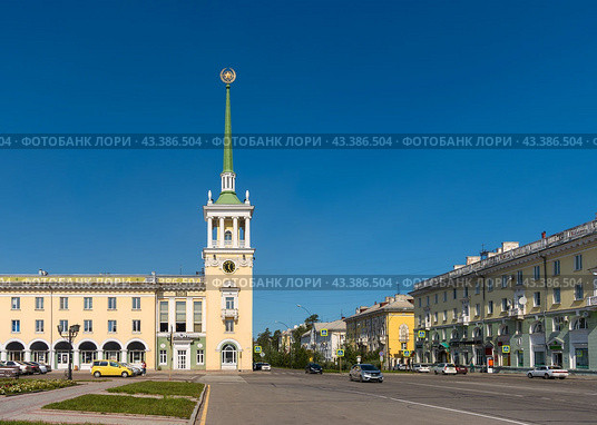 Город Ангарск, Иркутская область, Россия. Вид на красивое высокое здание часовой башни со шпилем (Главпочтамт). Архитектурная достопримечательность в историческом центре Ангарска. Редакционное фото, фотограф Андрей Степанов / Фотобанк Лори