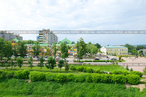 Город Дмитров. Вид на Загорскую улицу с крепостного вала (2013 год). Редакционное фото, фотограф Елена Коромыслова / Фотобанк Лори