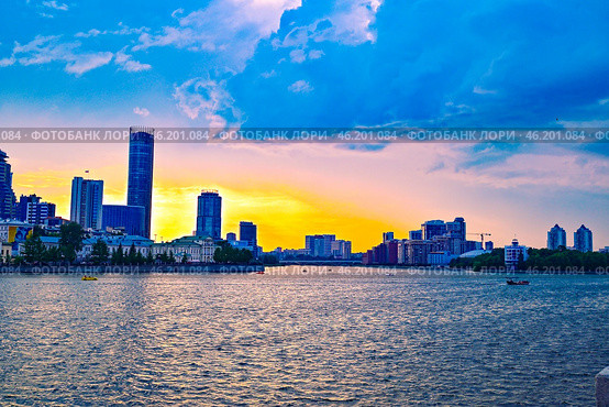 Город Екатеринбург. Вечерняя набережная (2024 год). Стоковое фото, фотограф Александр Тараканов / Фотобанк Лори