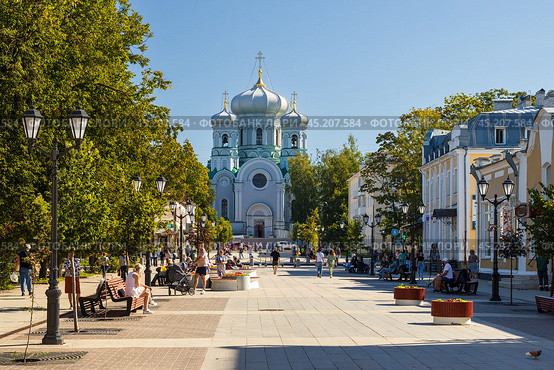 Город Гатчина, Ленинградская область, Россия. Вид на Соборную улицу и Павловский кафедральный собор. Пешеходная улица в историческом центре Гатчины. Горожане гуляют по улице и отдыхают на скамейках. Гатчина является административным центром Ленинградской области. Редакционное фото, фотограф Андрей Степанов / Фотобанк Лори