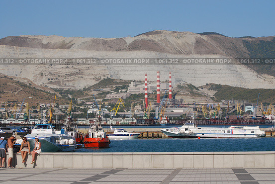 Город герой Новороссийск,город кораблей и цементных заводов (2009 год). Редакционное фото, фотограф Игорь Архипов / Фотобанк Лори