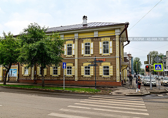 Город Иркутск. Чайхона "Ок-Сарой". Улица Дзержинского, дом 42 (Бывший дом с лавкой Петрова) (2024 год). Редакционное фото, фотограф Александр Тараканов / Фотобанк Лори