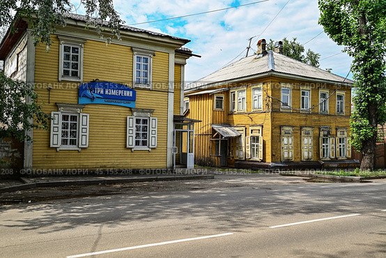 Город Иркутск. Двухэтажные деревянные дома. Улица Фридриха Энгельса, дома 33 и 33/1 (2024 год). Стоковое фото, фотограф Александр Тараканов / Фотобанк Лори