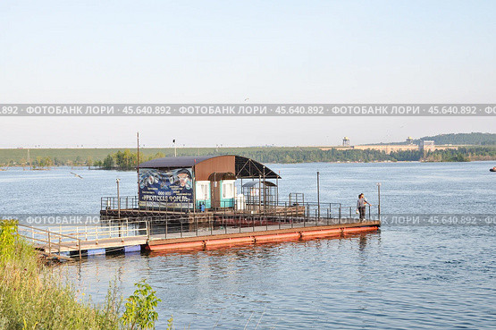 Город Иркутск. Причал НПО "Иркутская форель" на берегу реки Ангары. Улица Верхняя Набережная (2024 год). Редакционное фото, фотограф Александр Тараканов / Фотобанк Лори