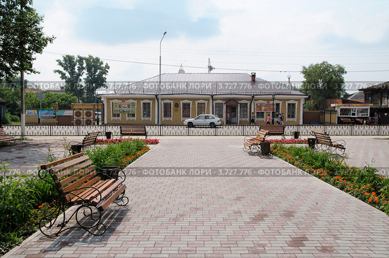 Город Ишим. Вид из сквера на литературный музей им. П.П. Ершова (2012 год). Редакционное фото, фотограф Александр Тараканов / Фотобанк Лори