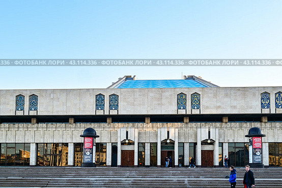 Город Казань. Вид на здание Татарского государственного академического театра имени Галиасгара Камала (ТГАТ) со стороны одноименной площади (2024 год). Стоковое фото, фотограф Александр Тараканов / Фотобанк Лори