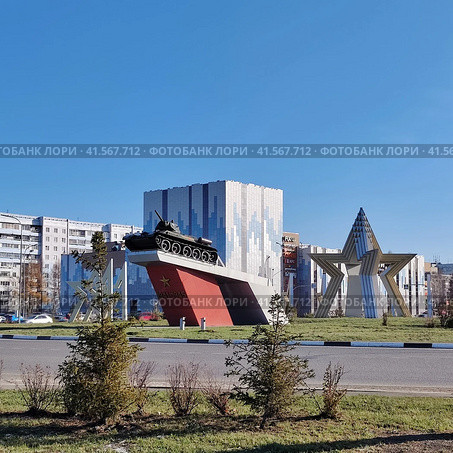 Город Кемерово. Проспект Притомский. Танк Т-34 на пьедестале (2023 год). Редакционное фото, фотограф Цибаев Алексей / Фотобанк Лори