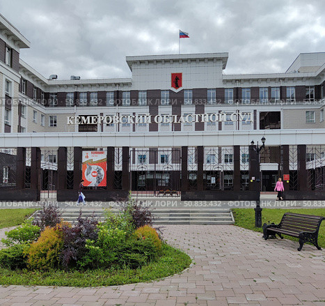 Город Кемерово. Вход в здание Кемеровского областного суда. Редакционное фото, фотограф Цибаев Алексей / Фотобанк Лори